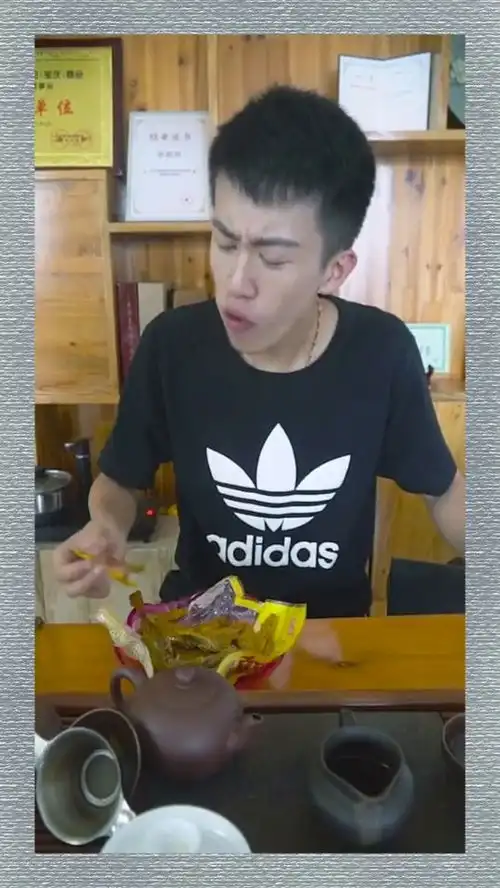 上班究竟能不能吃鸡呢搞笑欢乐办公室