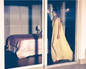 58岁依旧拍出性感写真,美艳不输
