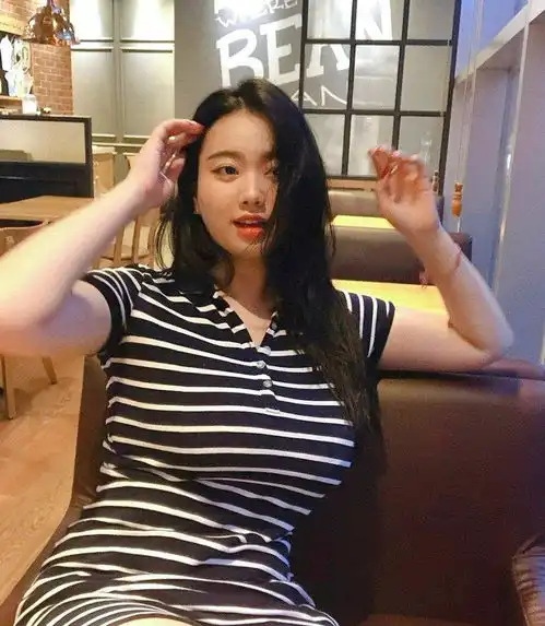 美女牛仔裤搭配一双一字带的高跟凉鞋,带着一种街头风的时尚感觉