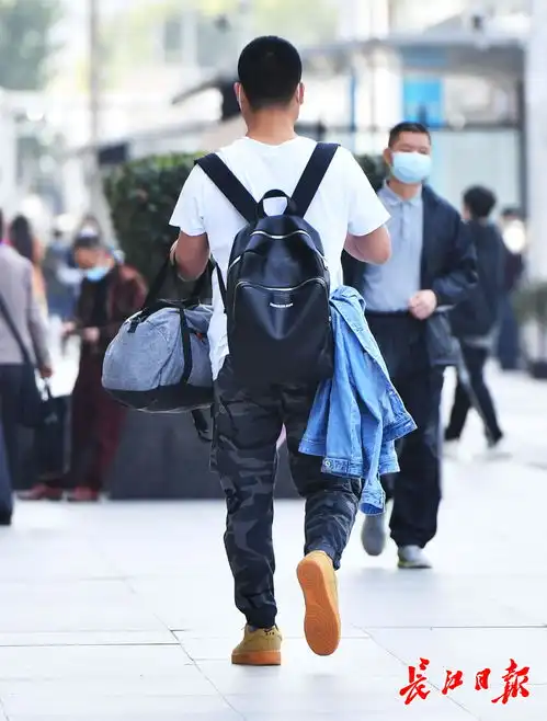 武汉昼夜温差大,市民乱穿衣短袖套裙装,外加棉袄
