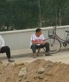 幽默图片段子大哥,都什么时候了,你还有心思看书
