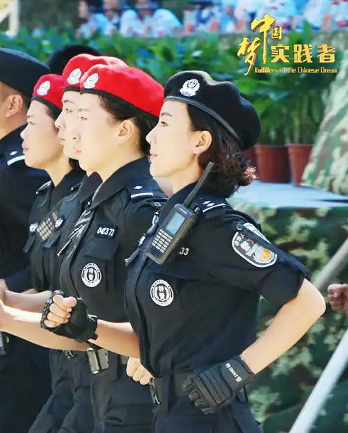 女同志会受照顾,但她们不愿做穿警服的花瓶
