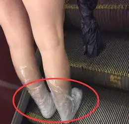 搞笑gif趣图妹子,这镂空的裤子谁设计的穿上街不怕有人误会
