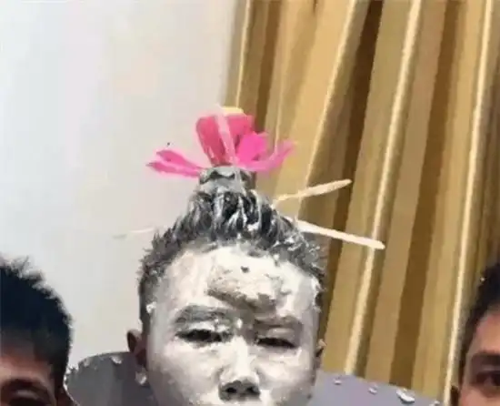 千万不要轻易的说我养你三个字,也许她的账单你付不起哈哈哈
