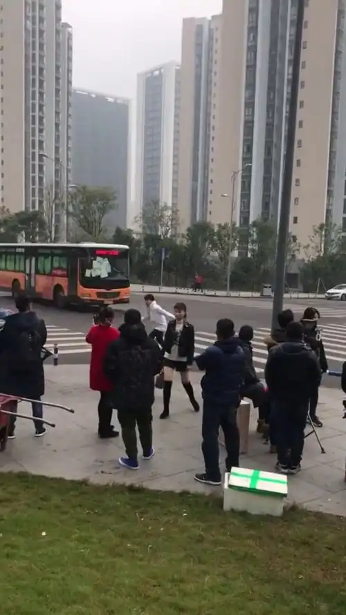 极速救援拍摄现场,场面好壮观,这也开得太着急了

