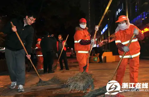 让环卫工人提早一小时回家过年杭州市民用行动谢谢您
