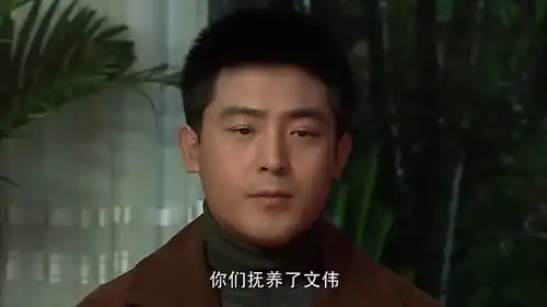 小哥酒桌面无表情一句话也不说,可能是没有妹子吧