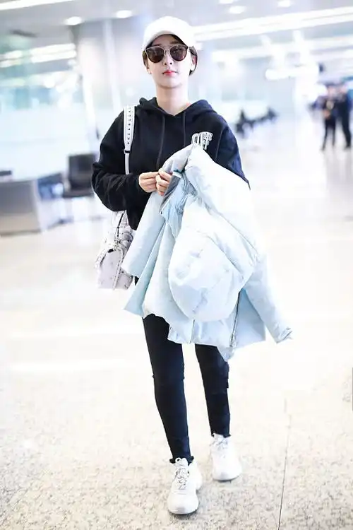 杨紫厉害穿雾霾蓝羽绒服显少女气息,一看价格普通人不用想
