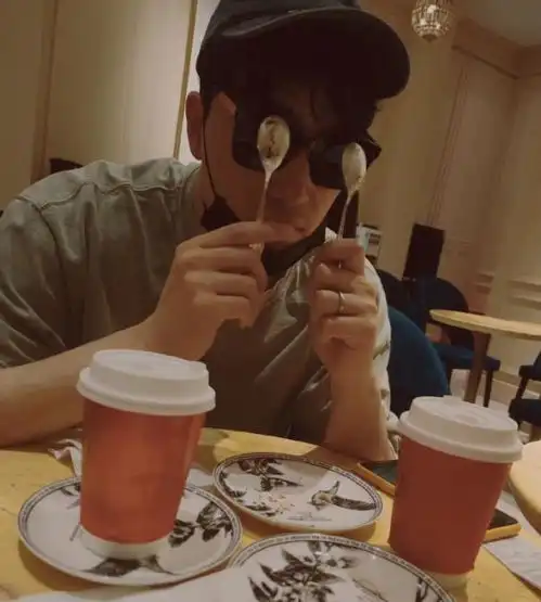 刘翔38岁生日罕晒夫妻合照,小两口上演甜蜜锁喉杀,被在线催生
