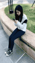 微信动态图gif女人真是一群不怕冷的生物
