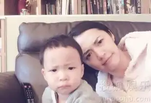 姚晨秀与儿子小土豆合照母子表情神同步