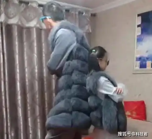 时髦奶爸带女儿走红,家有搞笑父女二人组,真是欢乐多
