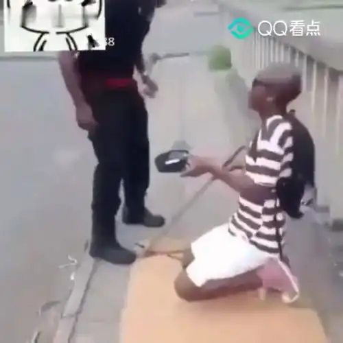 搞笑天堂男子用脚治好了千千万万的瞎子,感动13亿人
