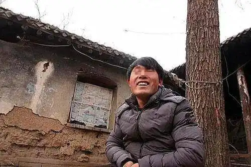 乡村怪像每个农村都有几个傻子,为何老人称其为守护人
