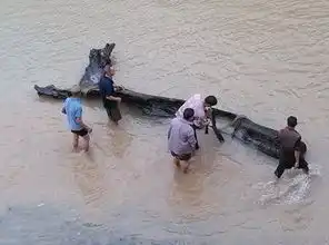 钓鱼时鱼钩在水里的位置
