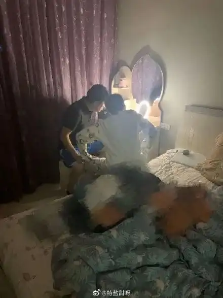 手机里爸妈的搞笑照片,父母有时候也是个孩子好幼稚的感觉啊
