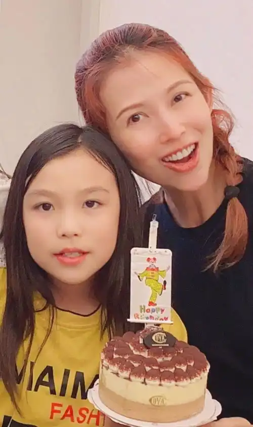 洪欣给蔡少芬女儿庆生,不修图也普通,一个比一个苍老的真实
