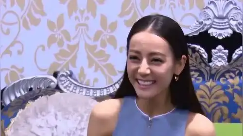 都说热巴不适合戴眼镜,看到照片后不淡定了,大学老师啊