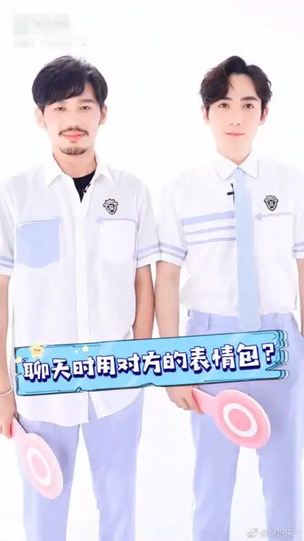 朱一龙和白宇,居然还在网上搜对方的名字,是在搜对方的表情包吧
