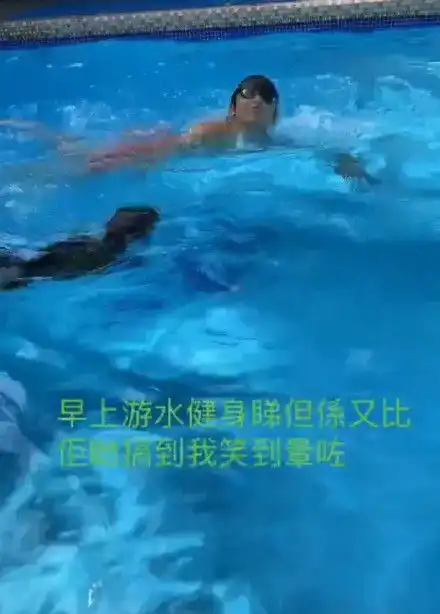 组图张柏芝晒俩儿子游泳视频lucas八块腹肌被赞谢霆锋第二
