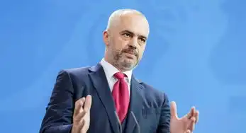 当穷画家改行做国家总理,没钱就靠粉刷墙壁,他用艺术改变了整个国家
