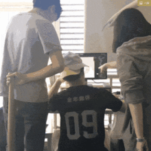 搞笑gif这位兄弟的后脑勺也太优秀了,这是怎么样做到的
