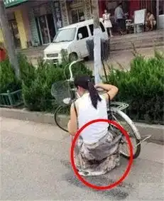 一看这姑娘双腿的膝盖,就知道是个有故事的人

