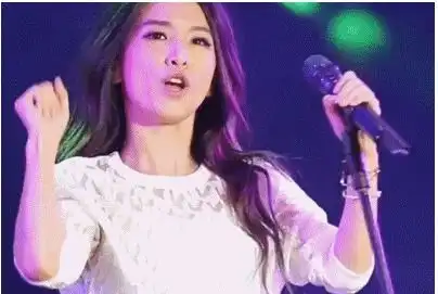 搞笑gif趣图小妹妹,你是在唱歌吧,为何我有转身离开的冲动呢
