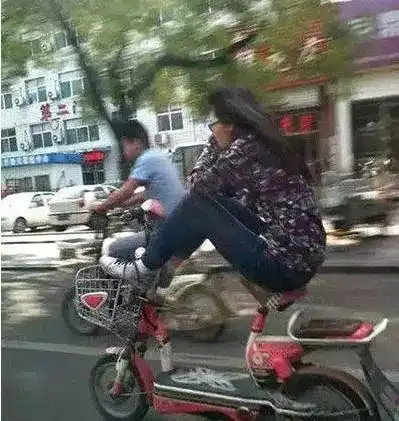 搞笑图片妹子光天化日下,你在干嘛
