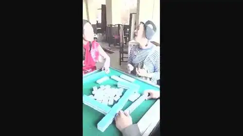 爆笑打麻将,小伙出千被识破,气的妹子转身就走
