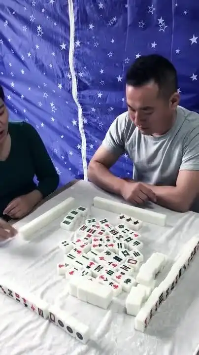 爆笑打麻将,杠牌随便在哪抓都行妹子直接看傻眼了
