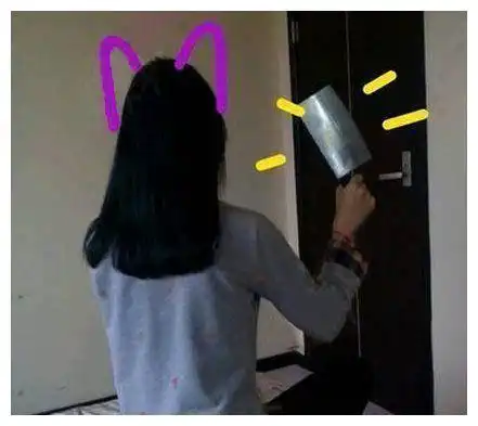 搞笑图片幽默段子笑话拿菜刀的妹子一点都不可爱
