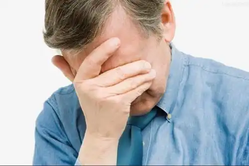 30岁前睡不醒,30岁后睡不着老人失眠或因褪黑素分泌不足
