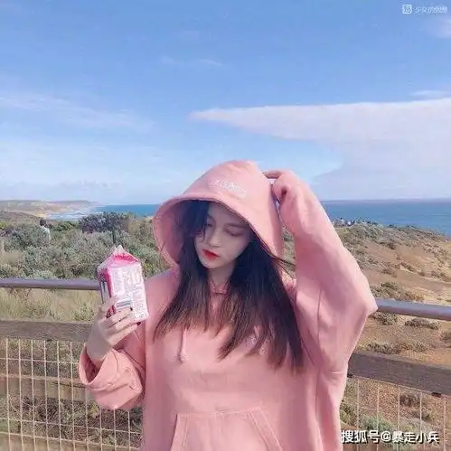 搞笑段子帮我取一下钱银行职员您好,您卡里面有1800元叔叔
