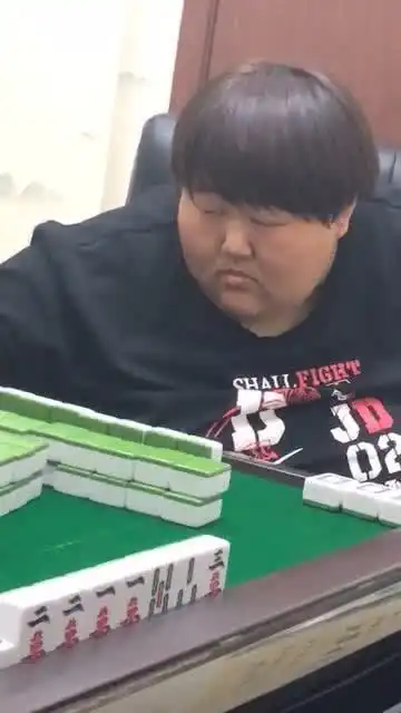 打麻将竟然会这么着迷,确认过眼神,你是来搞笑的
