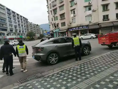 聚焦民意聚力民生创建全国文明城市,雅安公安交警在行动
