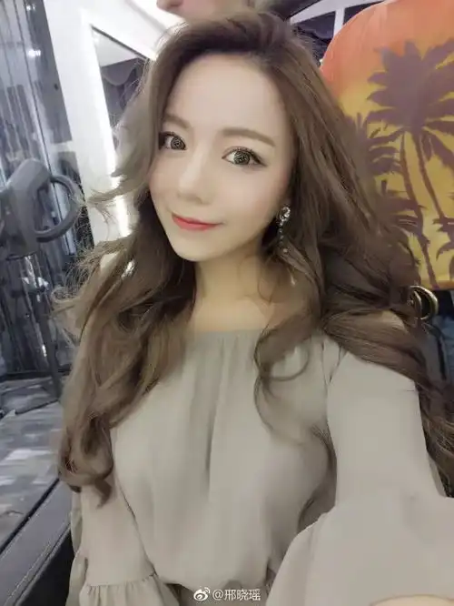 她突然变美了

