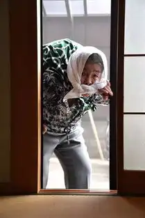 周末养眼碰瓷也能火日本90岁老奶奶靠拍搞怪照片吸粉12万
