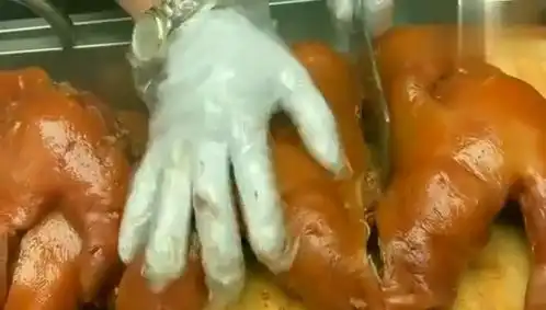 刚出锅的卤肉,老板你也太搞笑了,切之前还要敲一下猪头

