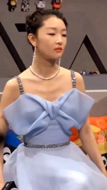 周冬雨有演技就是任性,酷拽表情第一人,小身板却藏有大能量啊
