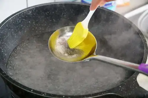 煮荷包蛋,千万别开水下锅,教3种方法,鸡蛋圆润不散,不起沫