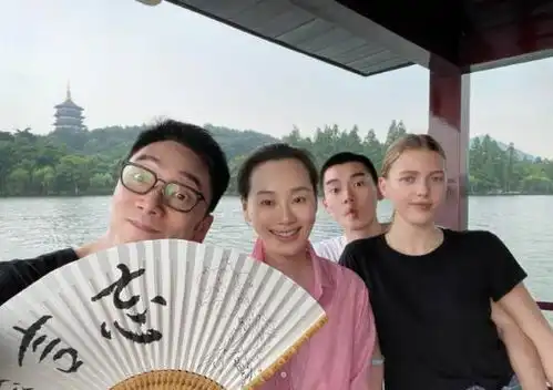 林依轮结婚26年表白妻子,曾晒出妻儿们出游近照,如今非常相爱

