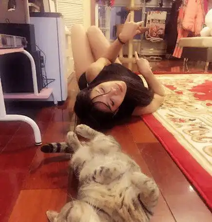 搞笑gif到底是什么让妹子笑得这么开心,脸这么红

