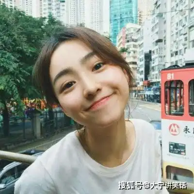 搞笑gif天好热,我姐一回家就看到在餐桌上放了一碗冰沙
