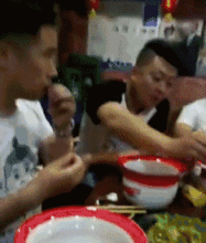 开心一笑在ktv打电话叫了个妹子,半小时后,老婆推门而入
