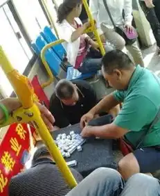 搞笑内涵图多么让人产生奋斗欲望的背影
