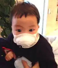 姚晨爱子小土豆子承父业好奇研究摄像机
