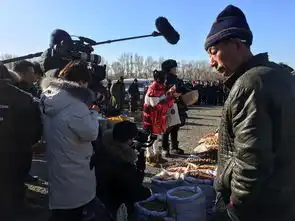 组图秦岚回沈阳老家红色棉袄年味足搭档林依轮赶集开心露笑
