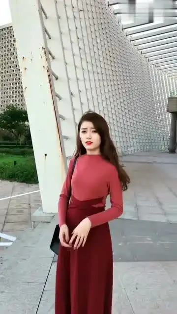 最近这个美女火了,被快递人员叫住,很好笑
