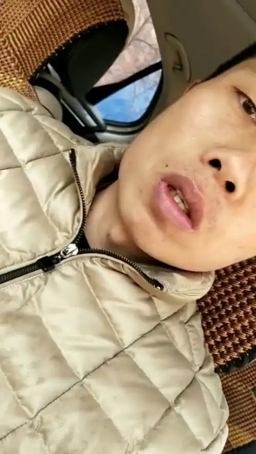 难道她不冷么

